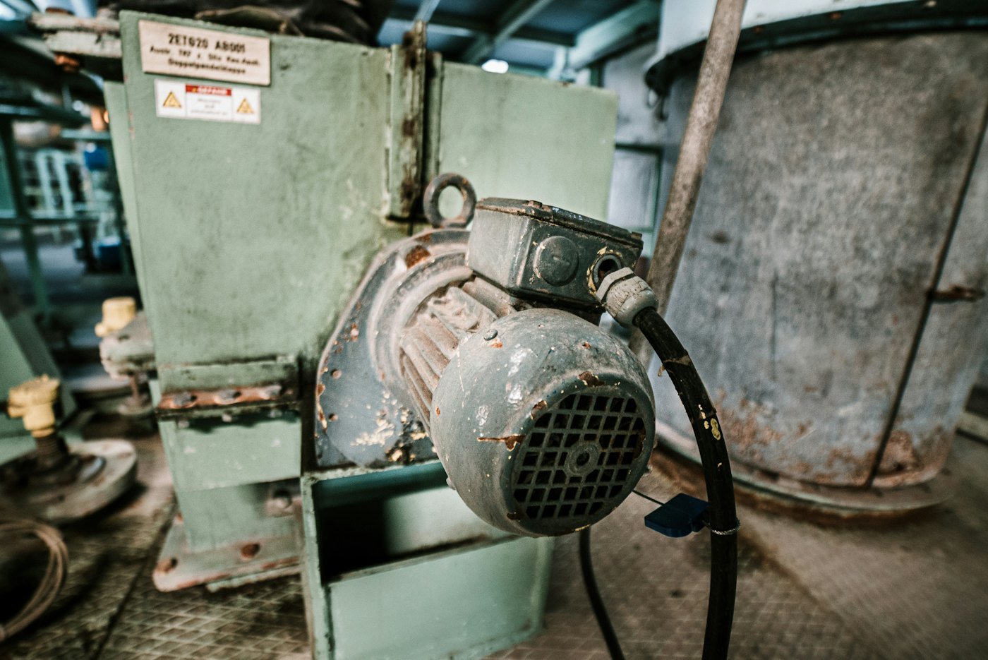 Hardware & Machinery: Machine with a serial